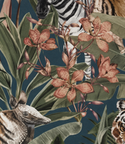 Bestiaire tropical — motif 11, détail des fleurs saumon et des feuilles du papier peint