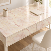 Adhésif décoratif effet marbre crème rosé — mise en situation sur bureau