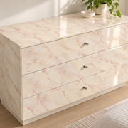Adhésif décoratif effet marbre crème rosé — mise en situation sur commode
