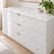 Céladon — nuance 2, adhésif décoratif appliqué sur commode